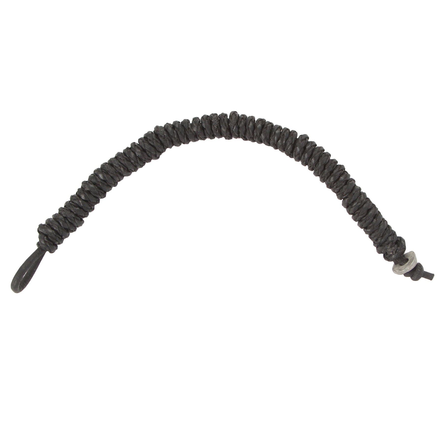 Svart flätad läderarmband med silvertoniga ändhäften, visas från sidan på vit bakgrund