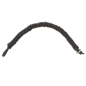 Svart flätad läderarmband med silvertoniga ändhäften, visas från sidan på vit bakgrund