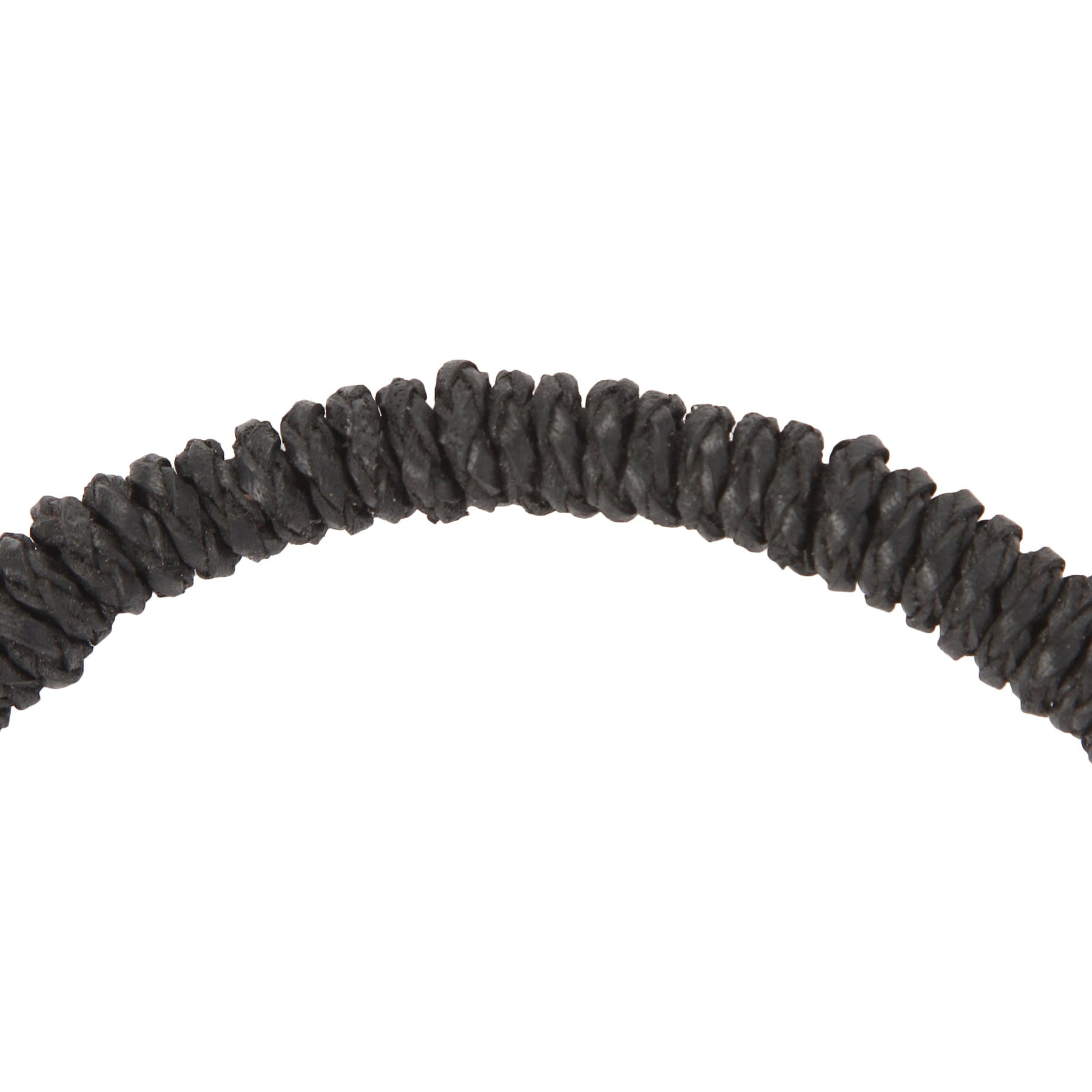 Svart flätad läderarmband, närbild från ovansidan som visar den detaljerade flätmönstringen