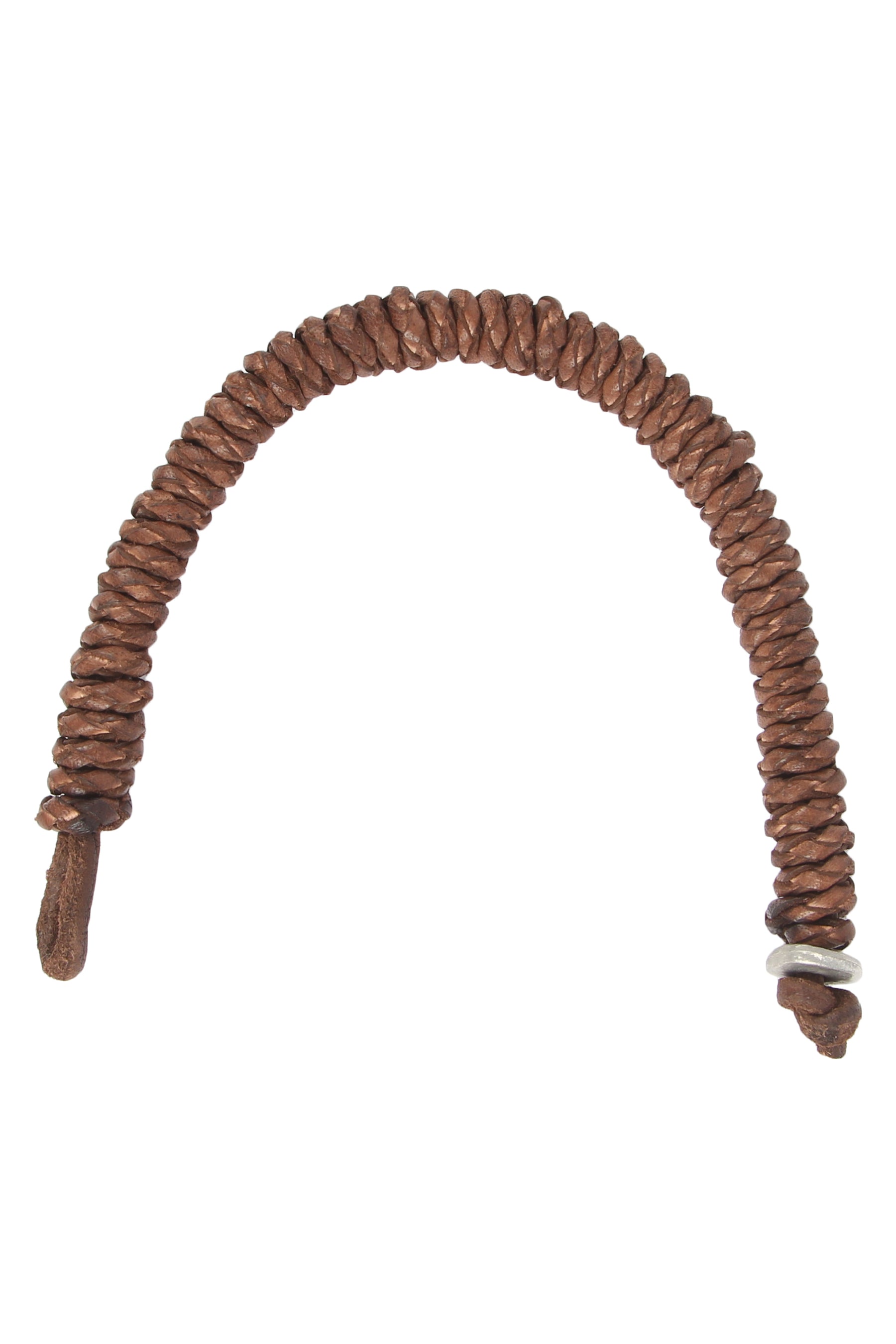 Brunt brokk-armband böjt i båge på vit bakgrund. Visar flätningen och metallknapp-slut från ovan.