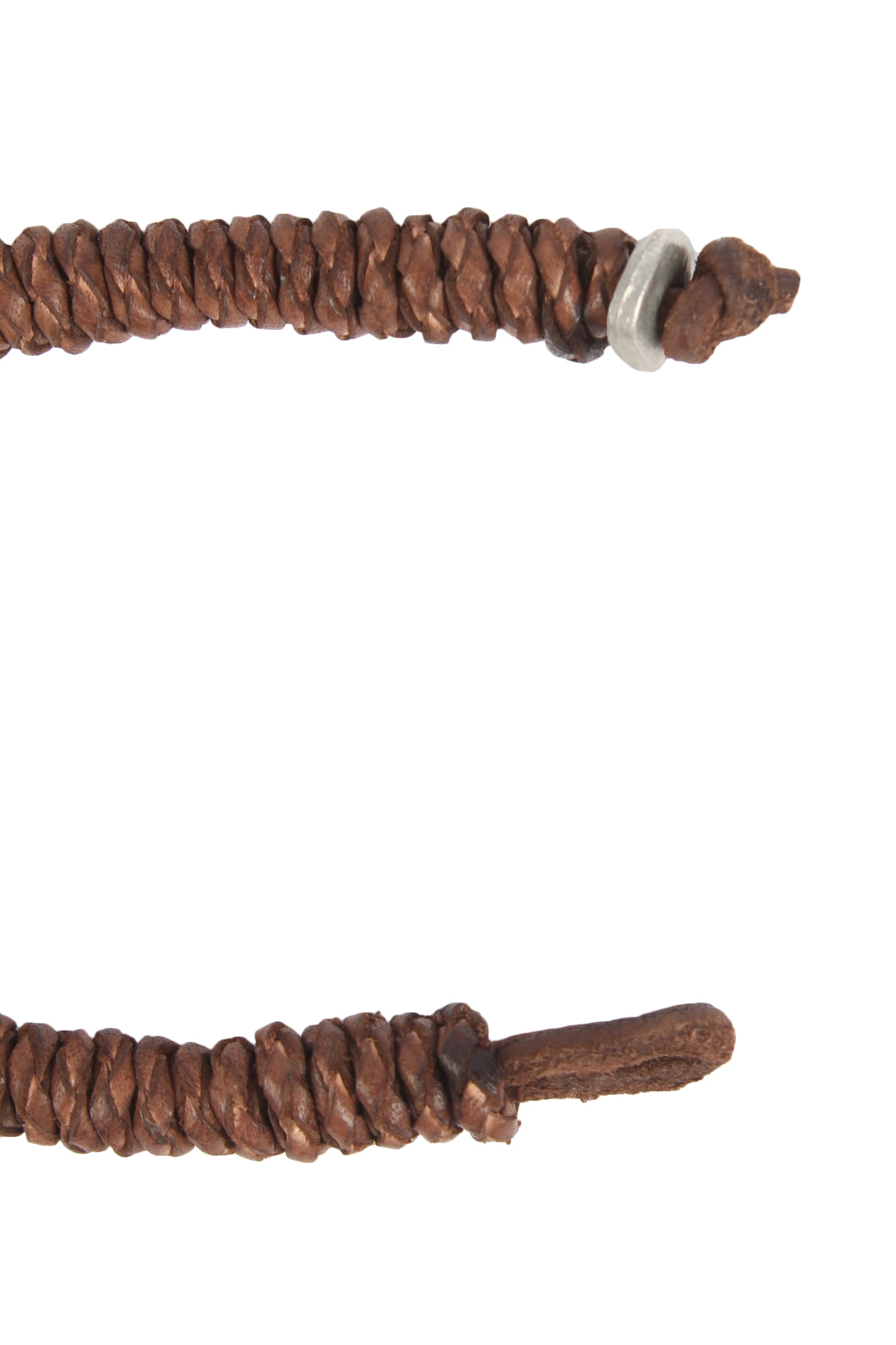 Brunt brokk-armband utstruket på vit bakgrund, visat från två vinklar. Visar metallknappen och läderslutsen tydligt.