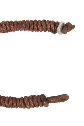 Brunt brokk-armband utstruket på vit bakgrund, visat från två vinklar. Visar metallknappen och läderslutsen tydligt.