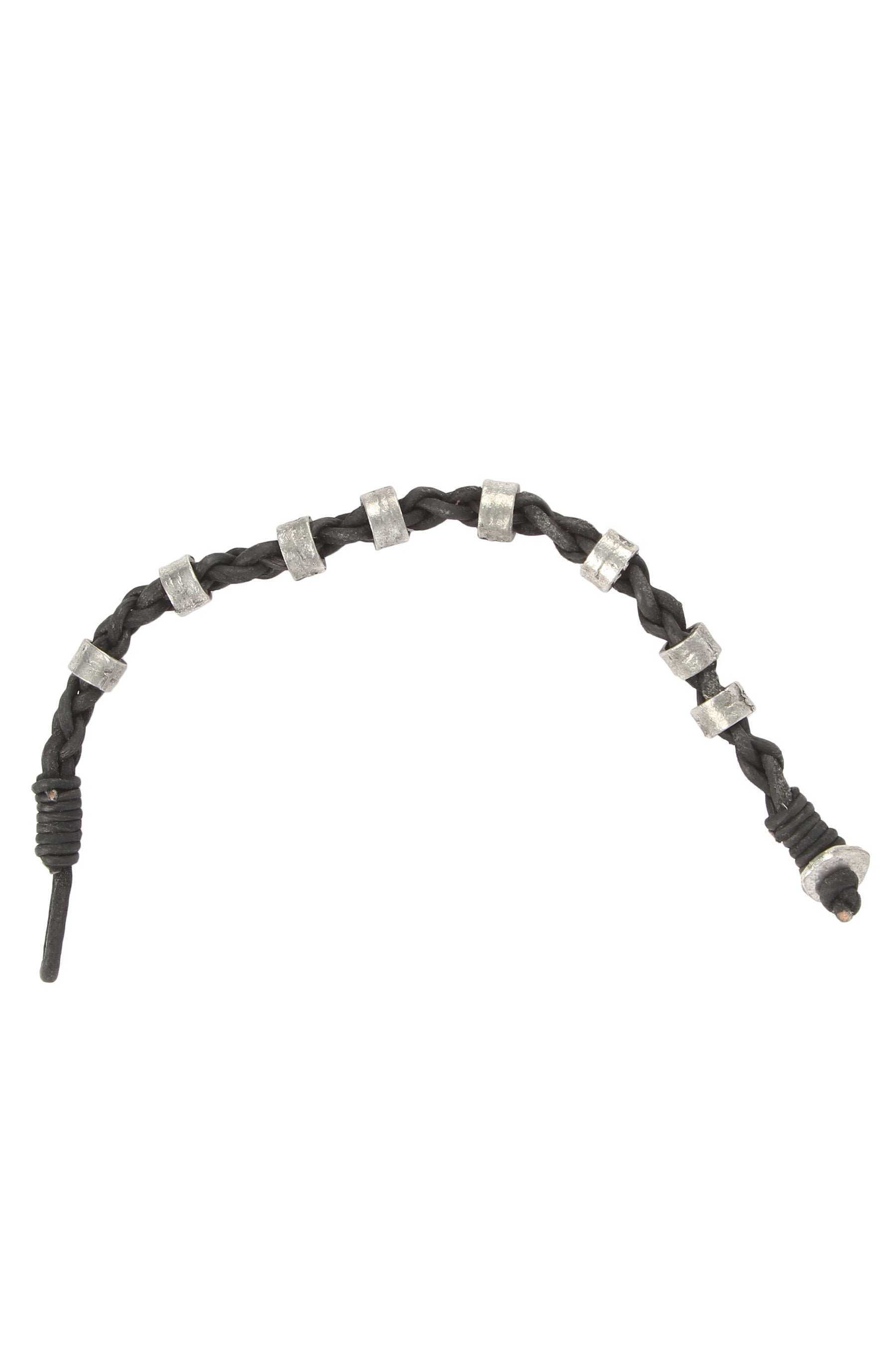 Utfylld läderarmband i svart väv med silverpärlor, visande ögla och metallknapp för stängning. Vikingastil.
