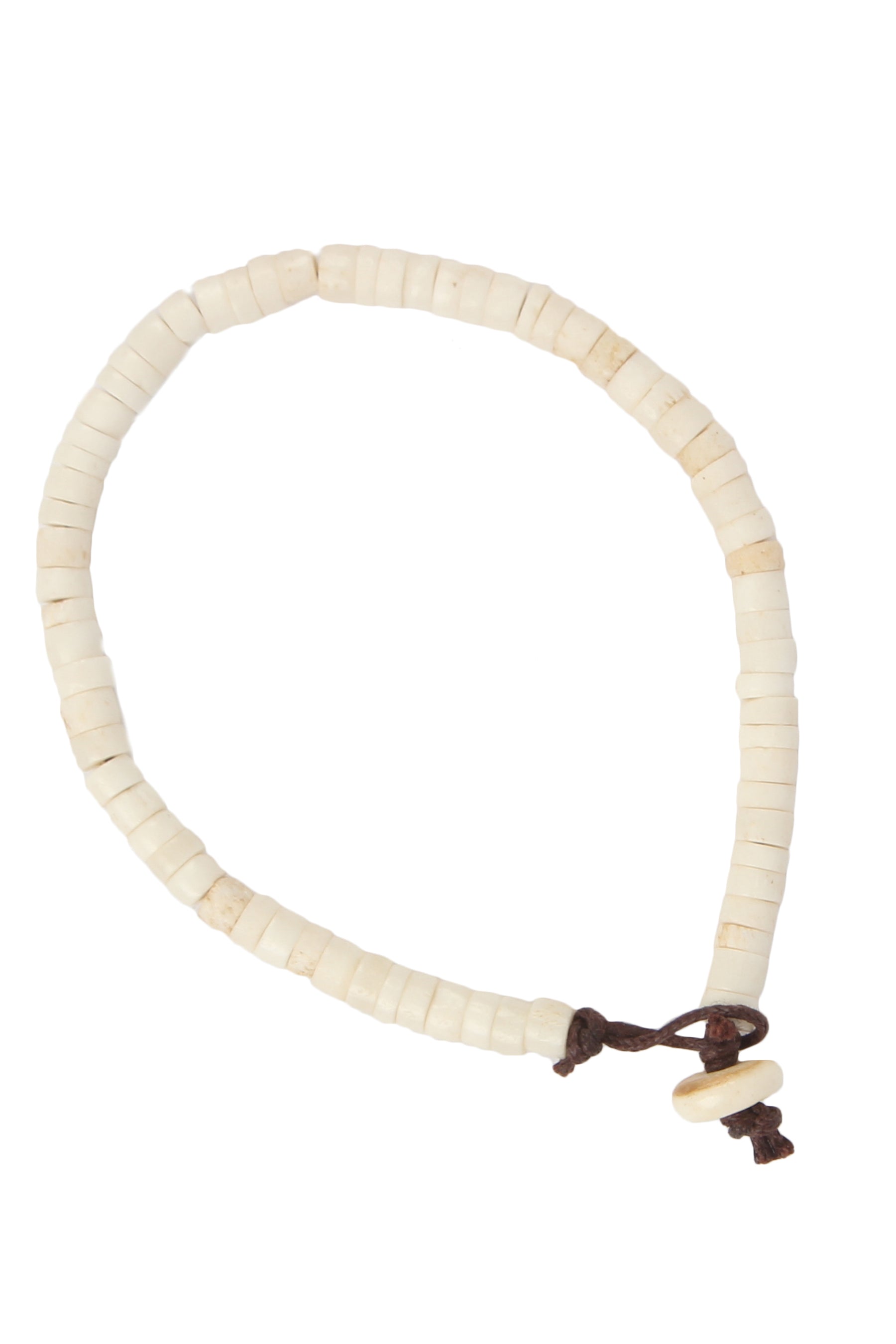 Beads-armband i cremefärgad ben eller trä med mörkbrunt lädersnöre och vävda knutar
