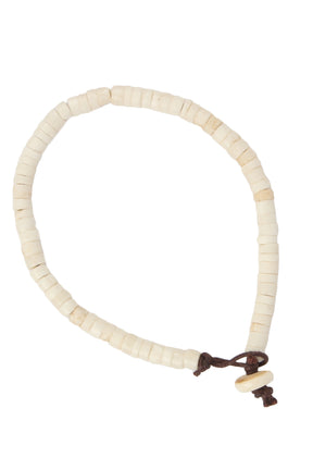 Beads-armband i cremefärgad ben eller trä med mörkbrunt lädersnöre och vävda knutar