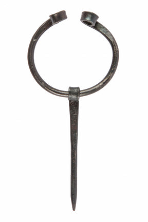 Liten stålringnål 25mm med oxiderad patina.