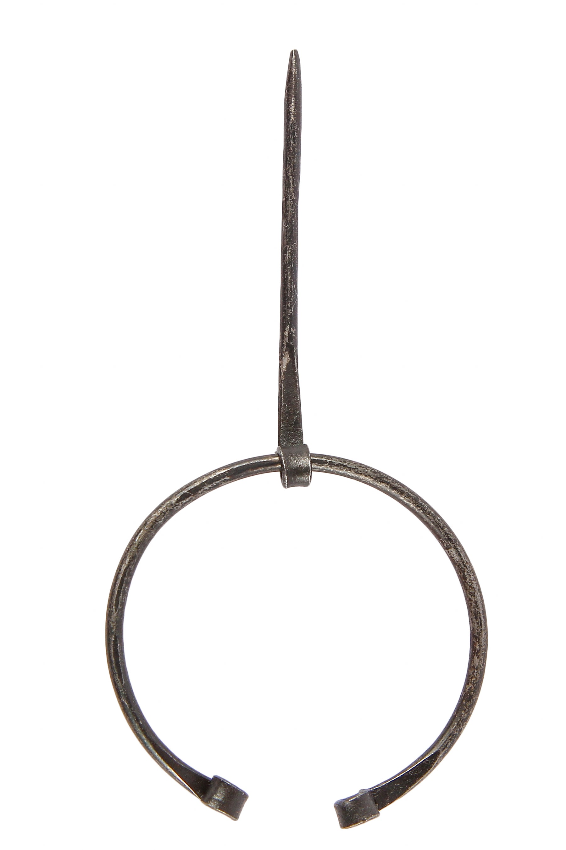 Stor stålringnål 45mm med mörk järnpatina.