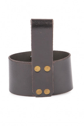 Stort svart hornhållare för bälte med organiskt horn och mässingsfattning, framsidesvy.