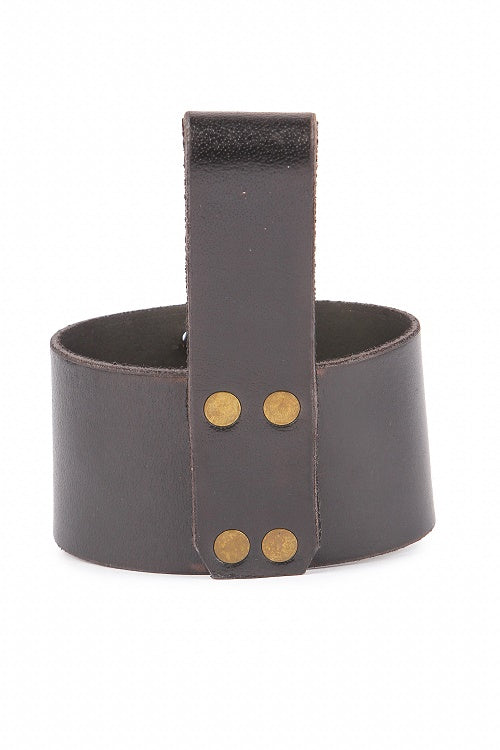 Stort svart hornhållare för bälte med organiskt horn och mässingsfattning, framsidesvy.