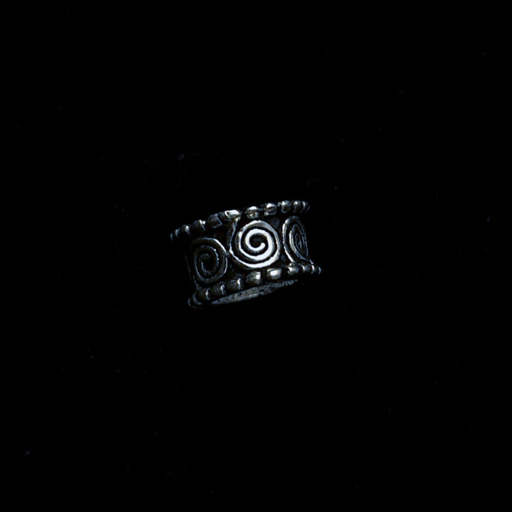 Skäggpärla Alugod silverfärg solspiral med pärlbård.