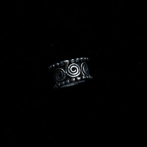 Skäggpärla Alugod silverfärg solspiral med pärlbård.