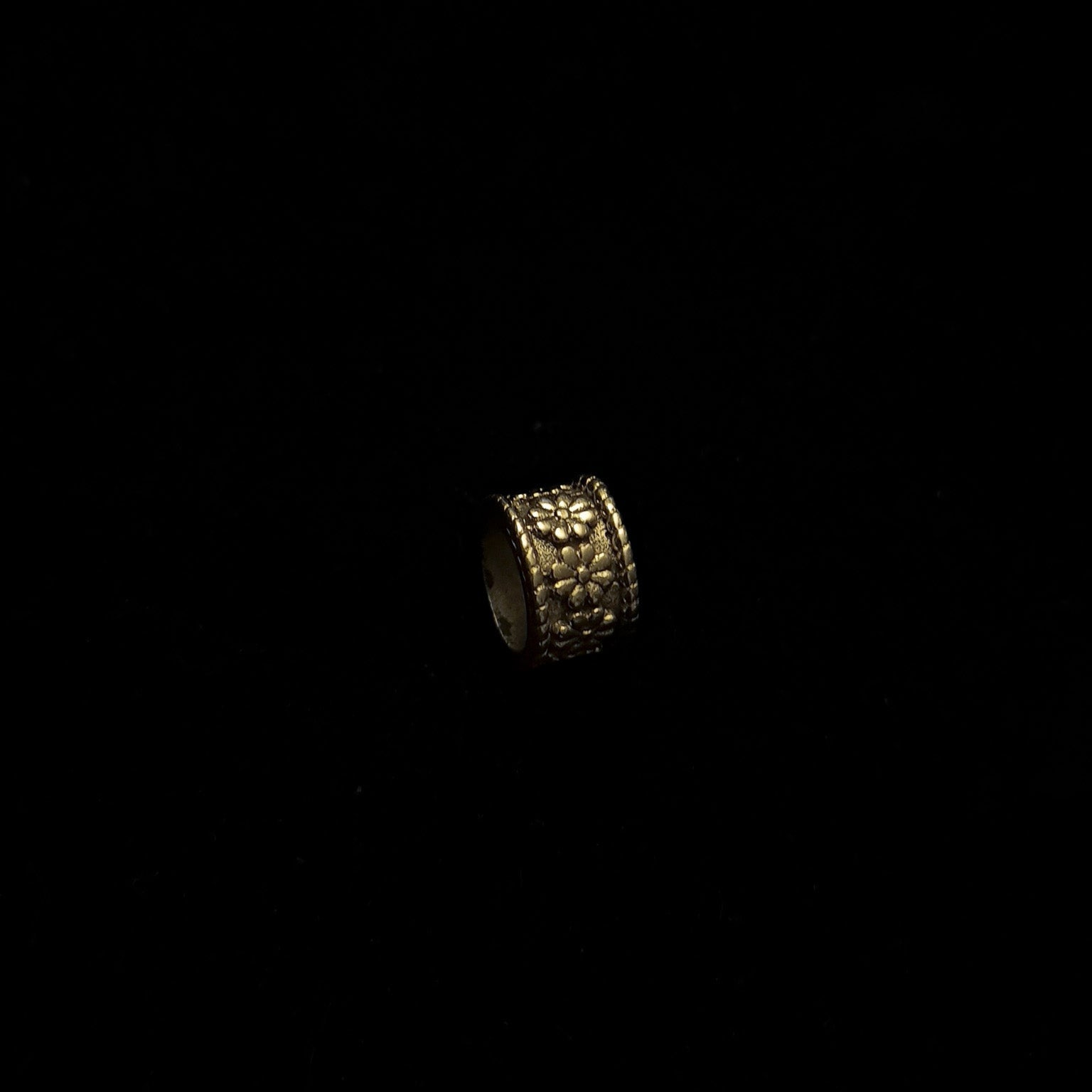 Skäggpärla Hedda mässing präglat ornamentalt mönster.