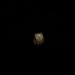 Skäggpärla Hedda mässing präglat ornamentalt mönster.