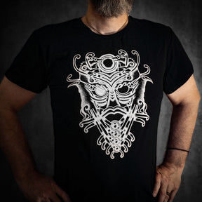 Svart t-shirt vit Odinmaskdesign med krökta horn och knutmönster.