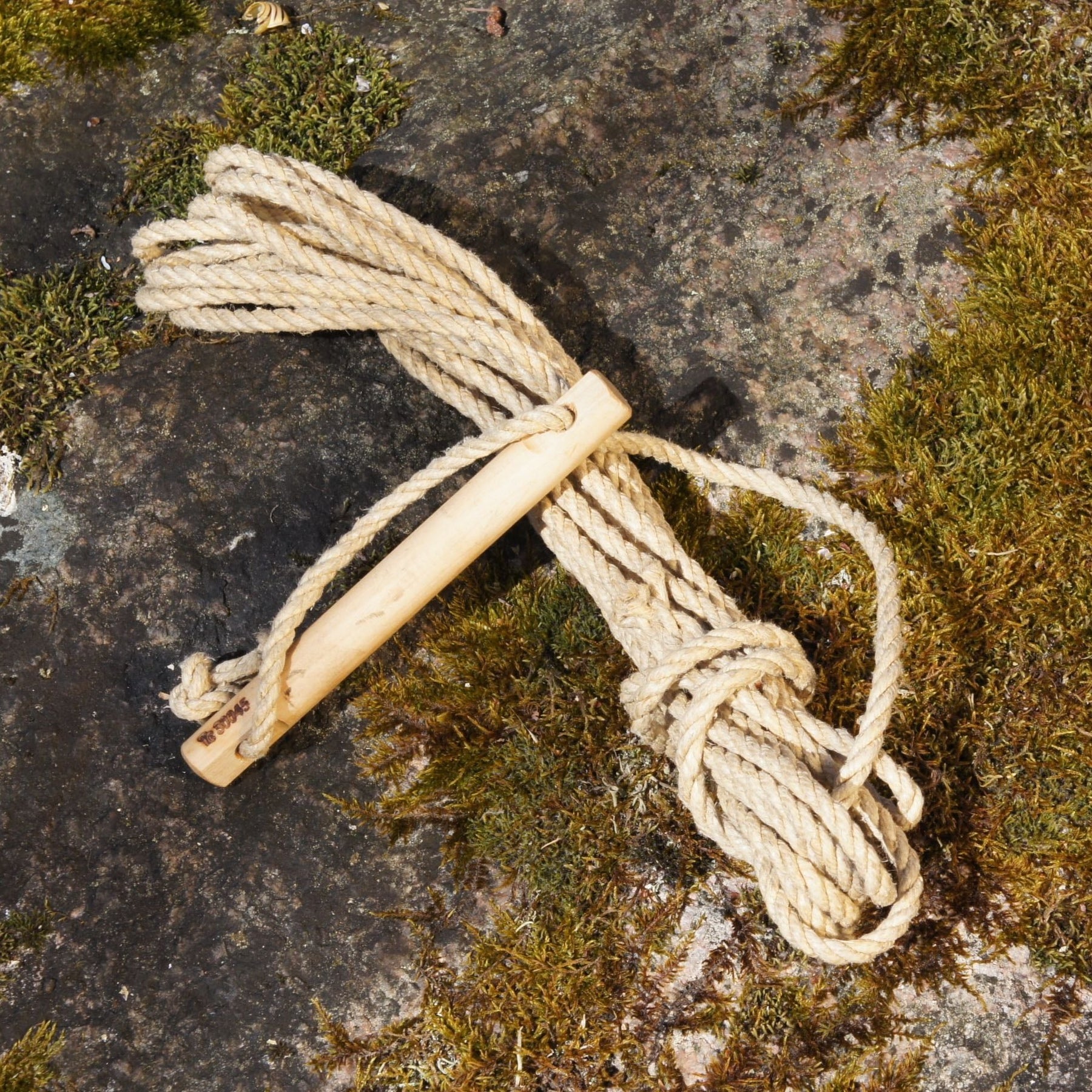 Hampat älskare med träväxel på mossig sten, naturlig struktur.