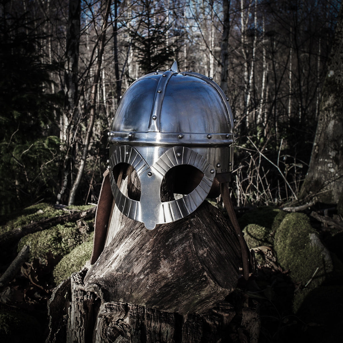 Gjermundbu vikingahjälm frontvy, stål med radiala ribbor och läderdetaljer