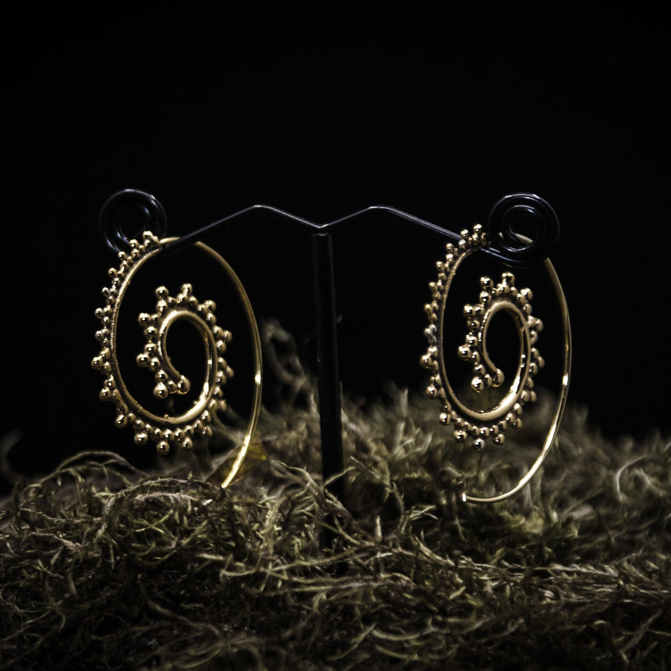 Stora mässingsörhängen spiralmönster koncentrisk granulerad.