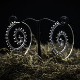 Stora silverörhängen koncentrisk spiralgranulerad mönster.