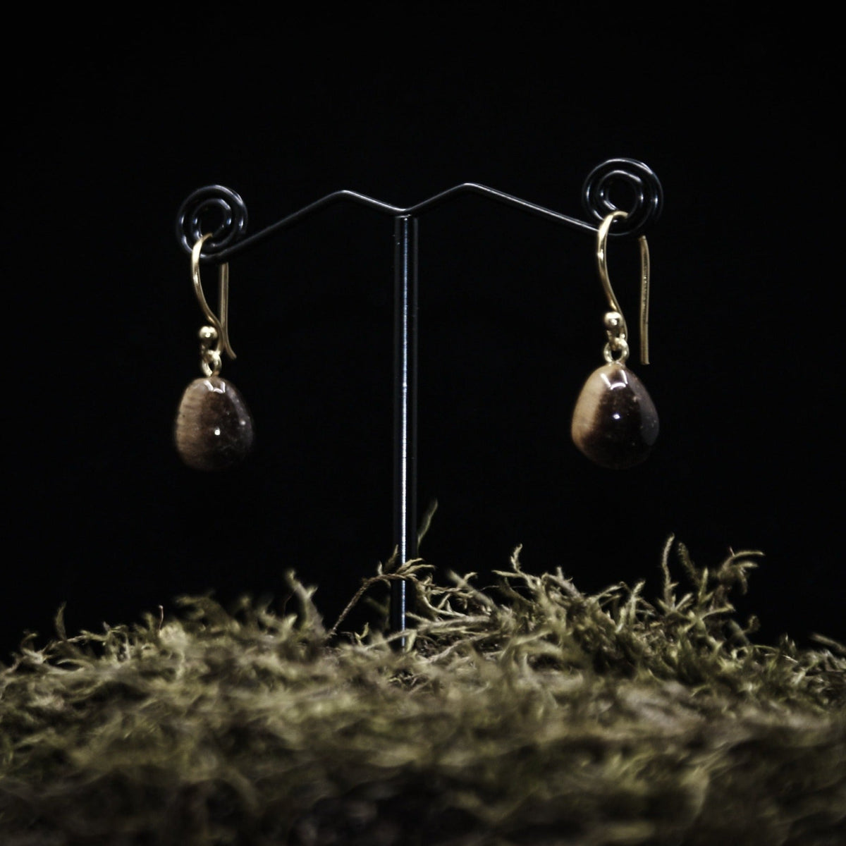 Droppformade örhängen tigeröga sten med guldpläterad mässingskrok.