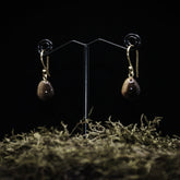 Droppformade örhängen tigeröga sten med guldpläterad mässingskrok.