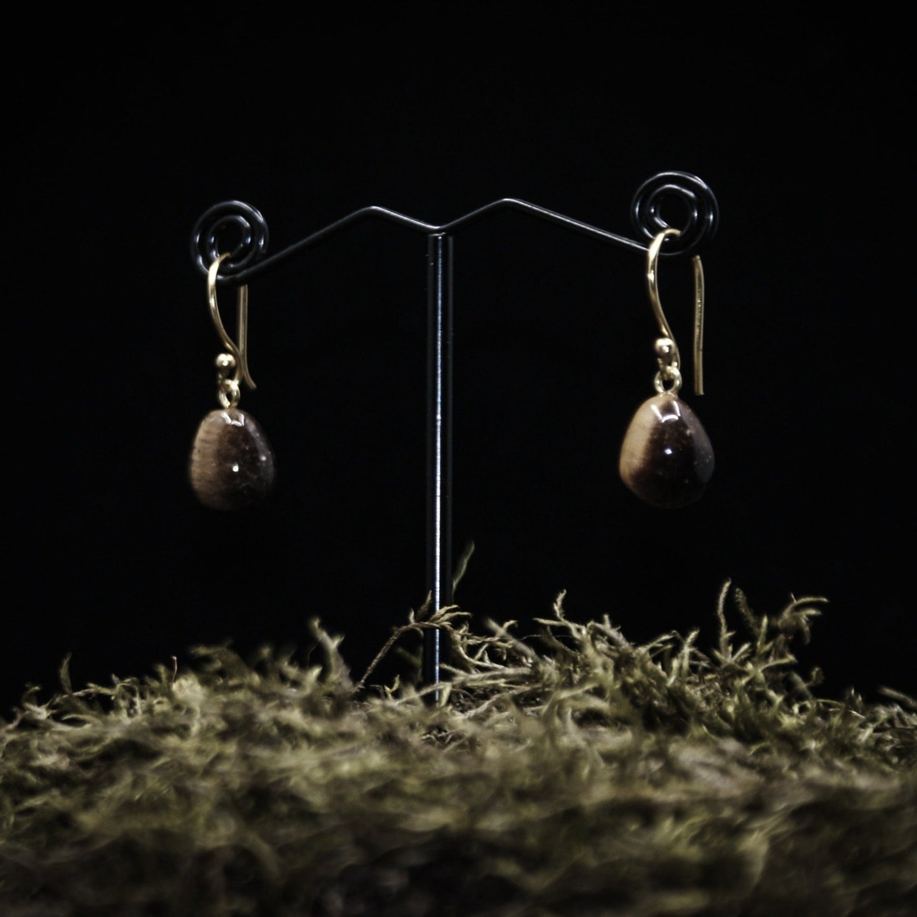 Droppformade örhängen tigeröga sten med guldpläterad mässingskrok.