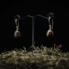 Droppformade örhängen tigeröga sten med guldpläterad mässingskrok.