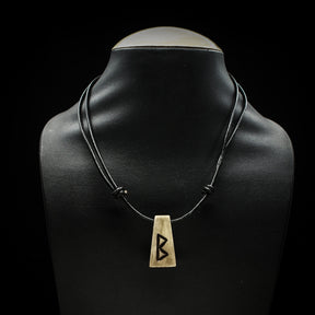 Nordiska Runor i ben-halsband på svart lädersnöre med Berkano-runan (ᛒ) på mannekäng, visar praktisk bärbarhet och längd.