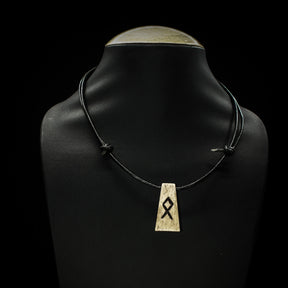 Nordiska Runor i ben-halsband på svart lädersnöre med Othala-runan på mannekäng, visar produktens naturliga benstruktur och hängande längd.