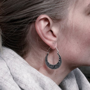 Månkrona filligrädörhänge på modells öra i profil.