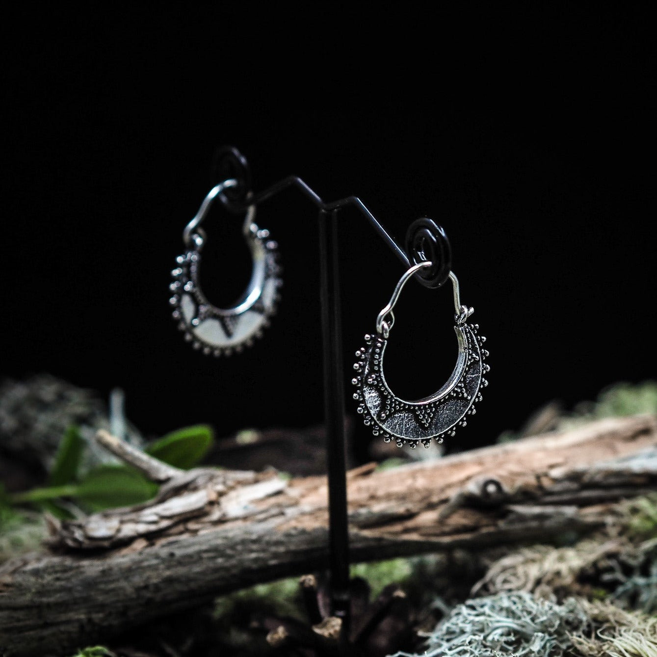 Örhängen månsymbol (små), smycke med vikingtemadesign.