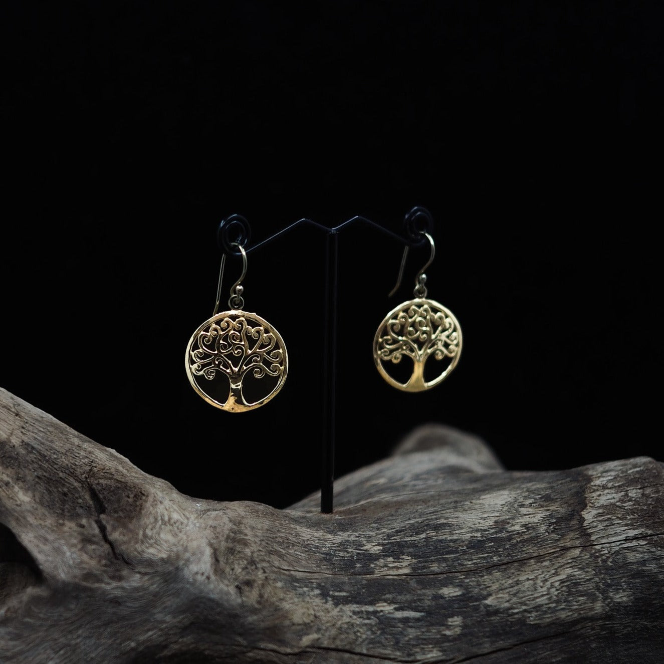 Par blandmetall Tree of Life/Yggdrasil örhängen med silver och guldpläterad finish, detaljerat träd- och rotmotiv