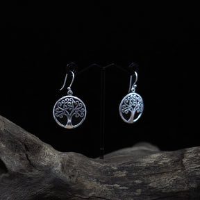 Silverfärgade Yggdrasil/Tree of Life örhängen med detaljerat träd- och rotmotiv på svart bakgrund