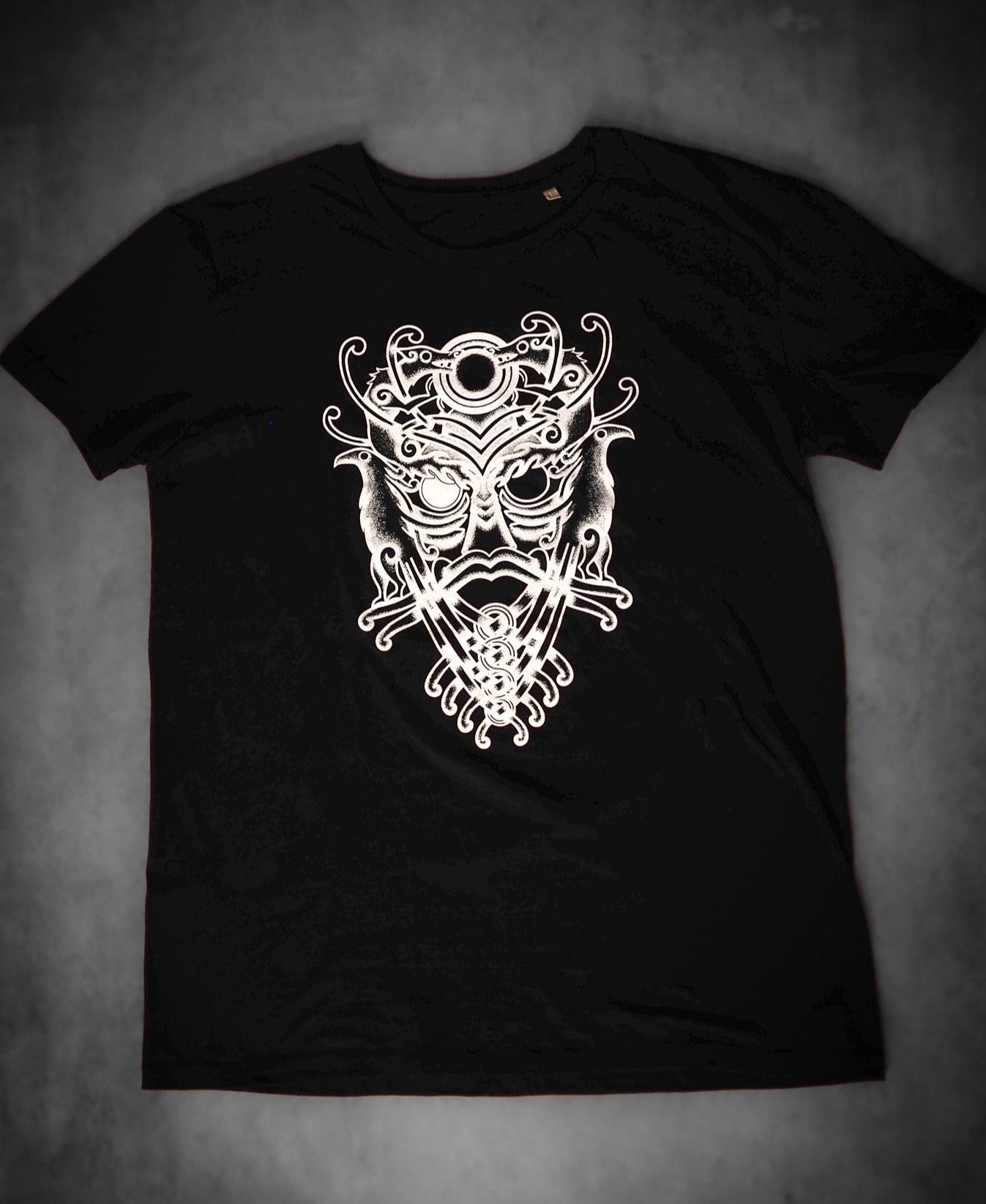 T-shirt, Odensmask, smycke med ring.