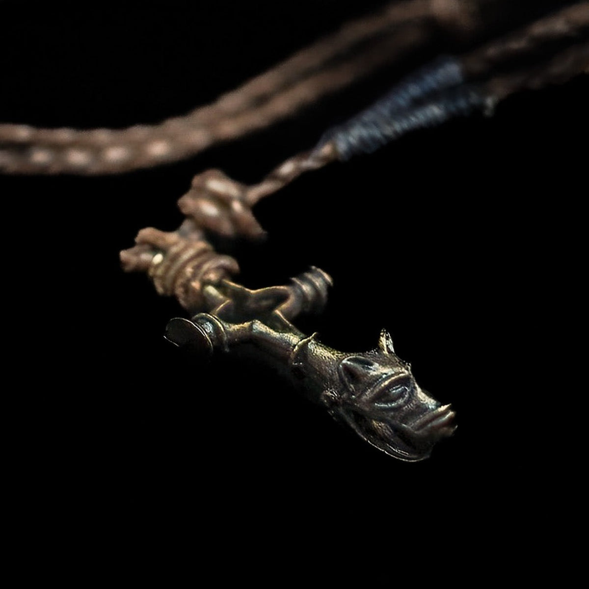 Vargkors från Island, varghovedets pendant vänd nedåt, gjord av ben och läder med silver metalltextur