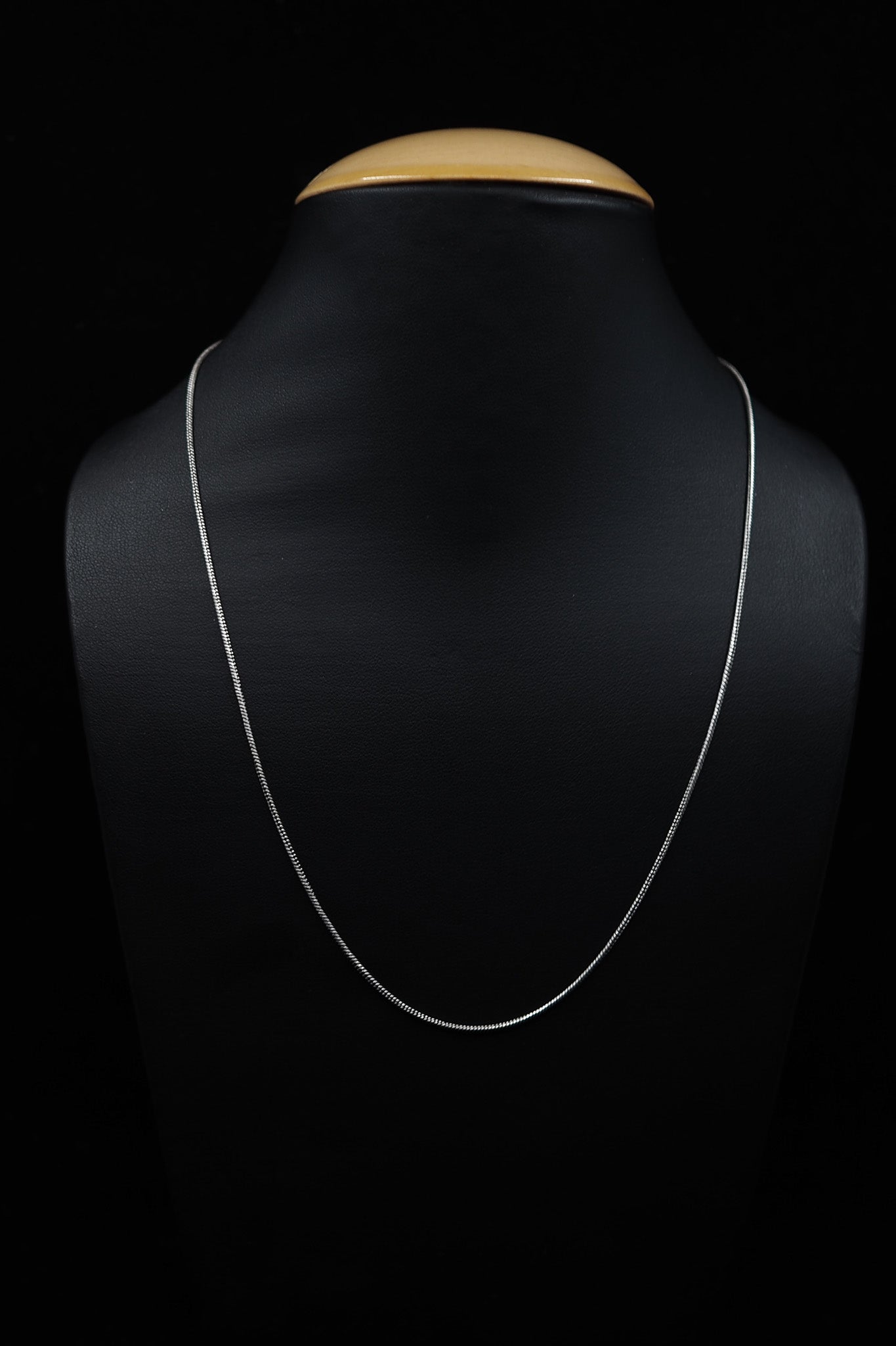 Silverplätering halskedja 45cm med S-krok stängare på svart mannekängbyst