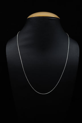 Silverplätering halskedja 45cm med S-krok stängare på svart mannekängbyst