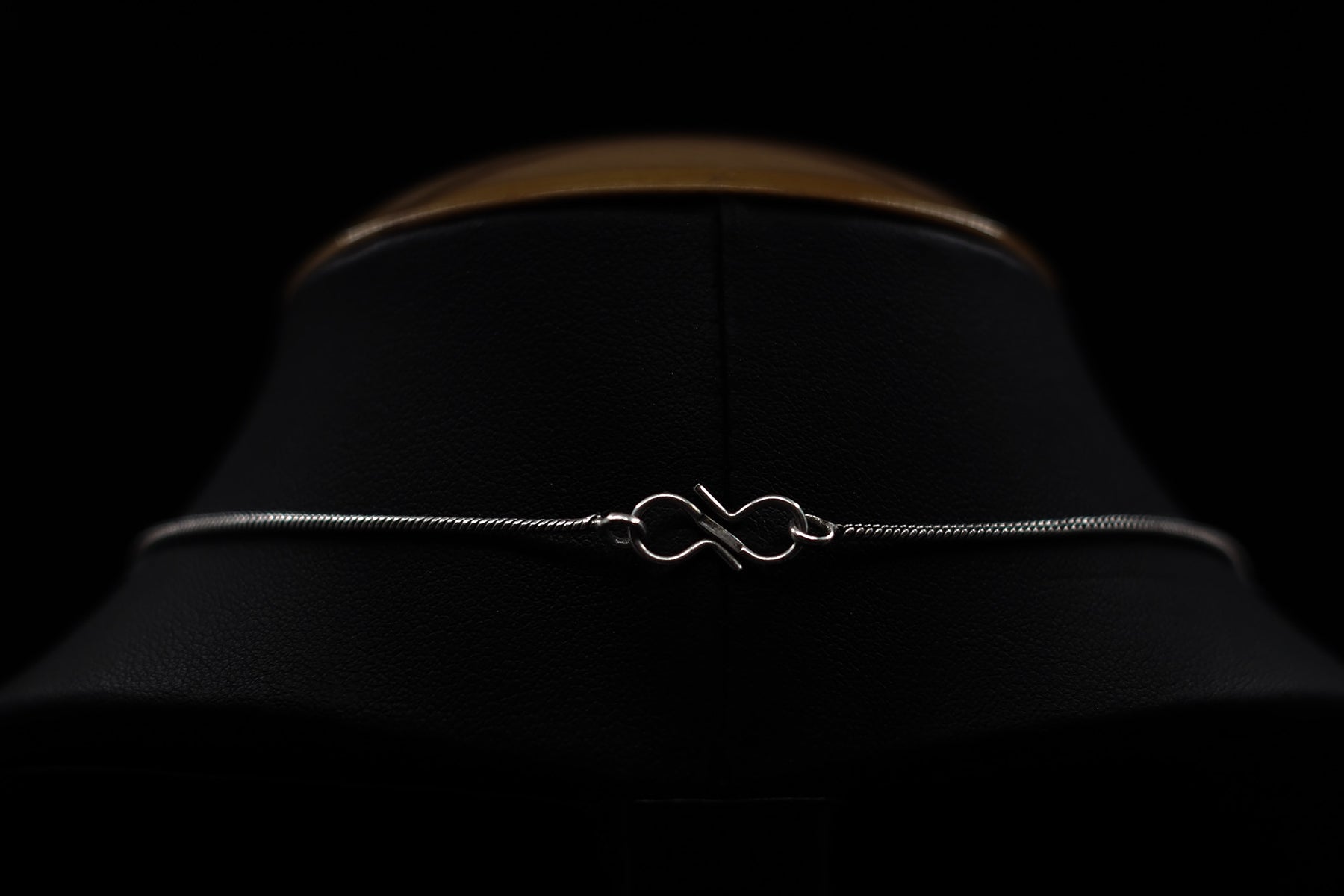 Halskedja i silverplätering 45cm med S-krok på mannekäng mot mörk bakgrund