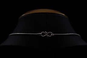 Halskedja i silverplätering 45cm med S-krok på mannekäng mot mörk bakgrund