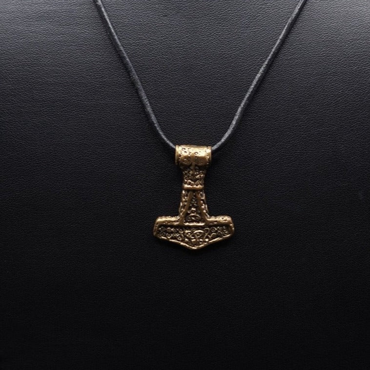 Torshammare Bredsätra, brons, smycke med vikingtemadesign.