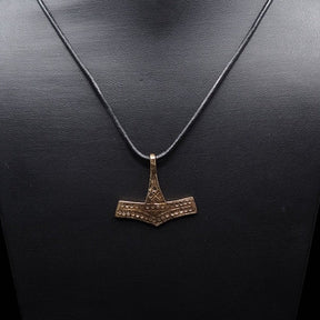Torshammare Bornholm, brons, smycke med vikingtemadesign.