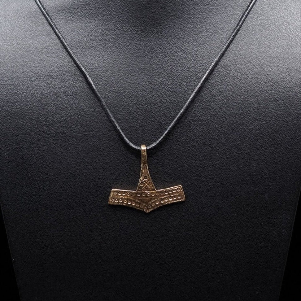 Torshammare Bornholm, brons, smycke med vikingtemadesign.