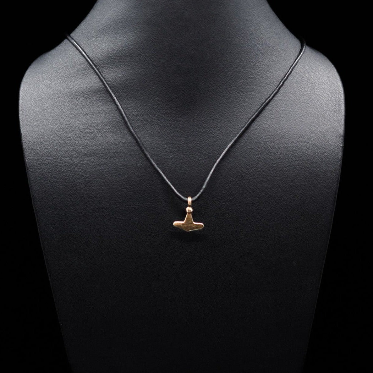 Torshammare Gotland, brons, smycke med vikingtemadesign.