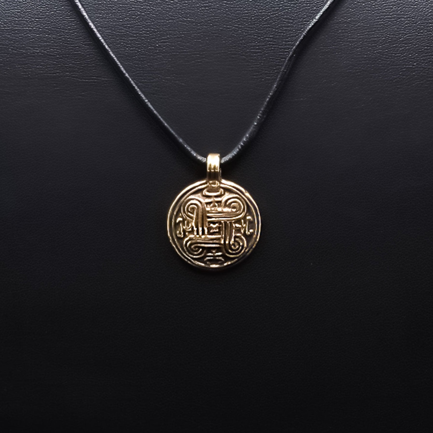 Evighedssymbol, bronze – rund medaljon på sort læderbånd, lige forfra