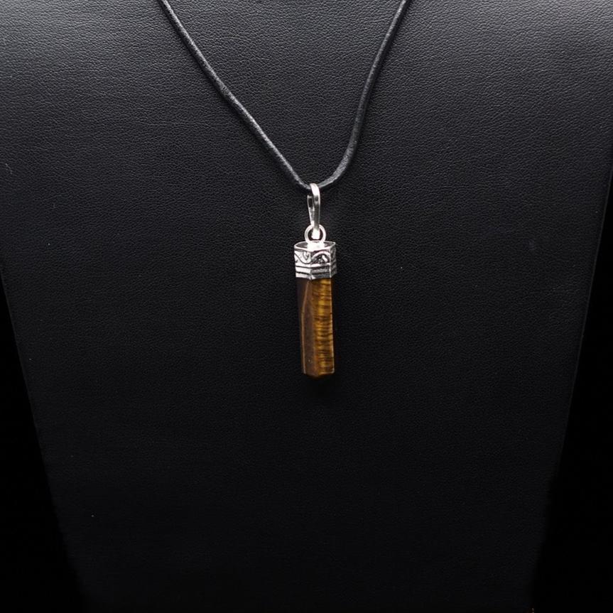 Tigeröga-hänge på mörk bakgrund med silhuett från silverfärgad mässingshållare och mörkgrå lädersnöre, professionell smyckefotografi