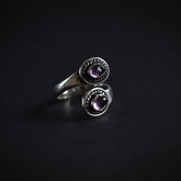 Spiralring med två ametister från sidan, visar silverpläterad mässing och vridbar justering designad för alla fingerstorlekar.