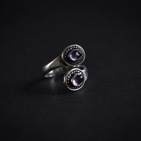 Spiralring med två ametister från sidan, visar silverpläterad mässing och vridbar justering designad för alla fingerstorlekar.