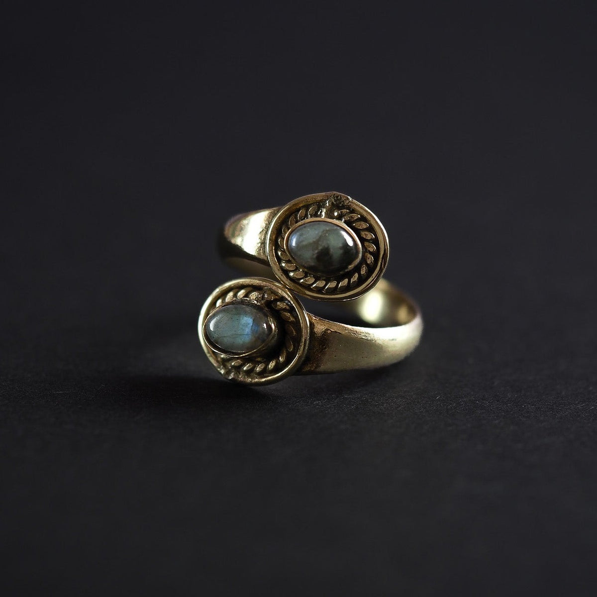 Spiralring i mässing med två labradoriter på studiobakgrund