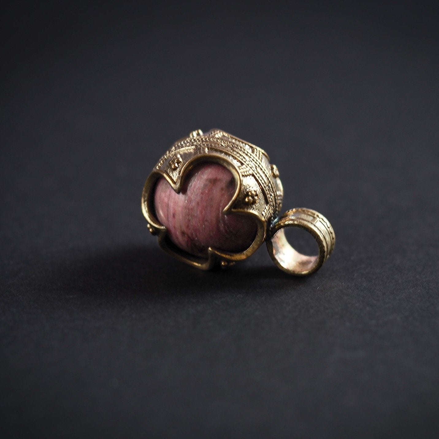 Gotlandshänge i brons med rosa jordgubbsagat, vinklad vy som visar ornerad fattning och ögla