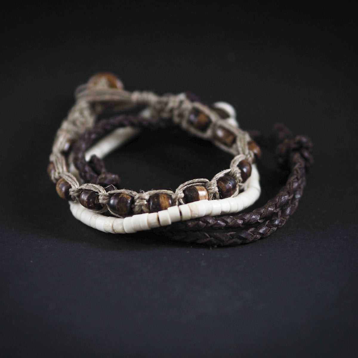 Nornir Ödesarmband komplett set - tre läderarmband med benkorn och naturmaterial, studiofoto