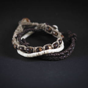 Nornir Ödesarmband komplett set - tre läderarmband med benkorn och naturmaterial, studiofoto